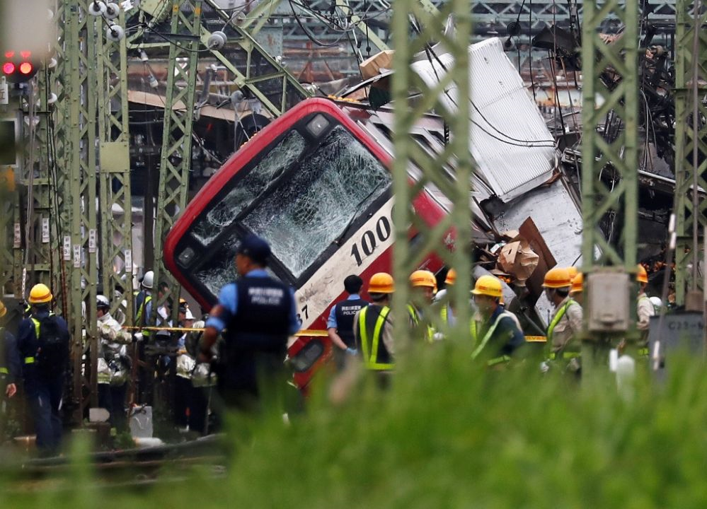 Nhật Bản: Tàu tốc hành chở hơn 500 người va chạm với ô tô